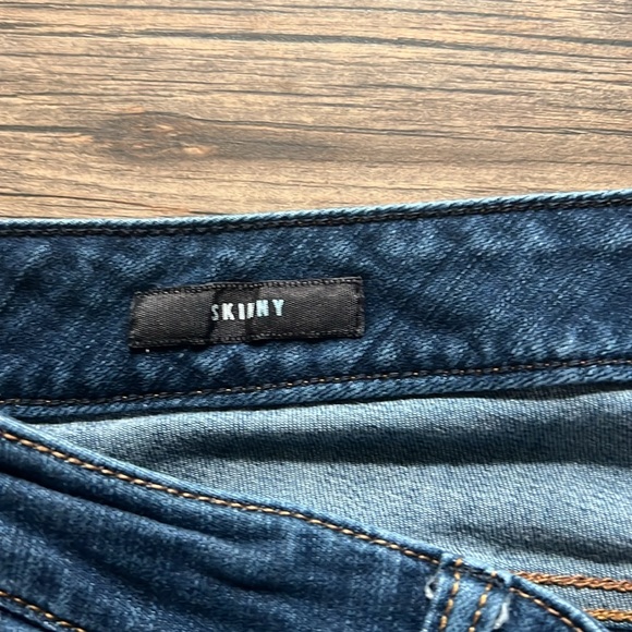 Torrid Distressed Medium Wash Skinny jeans, 20T - Picture 9 of 9